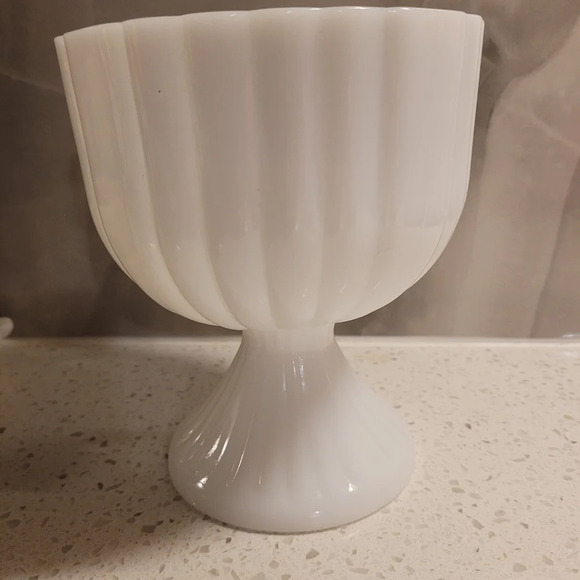 Vintage White Milk Glass Ribbed Footed Compote Bowl Scalloped Edge Pedestal Bowl - Picture 2 of 5